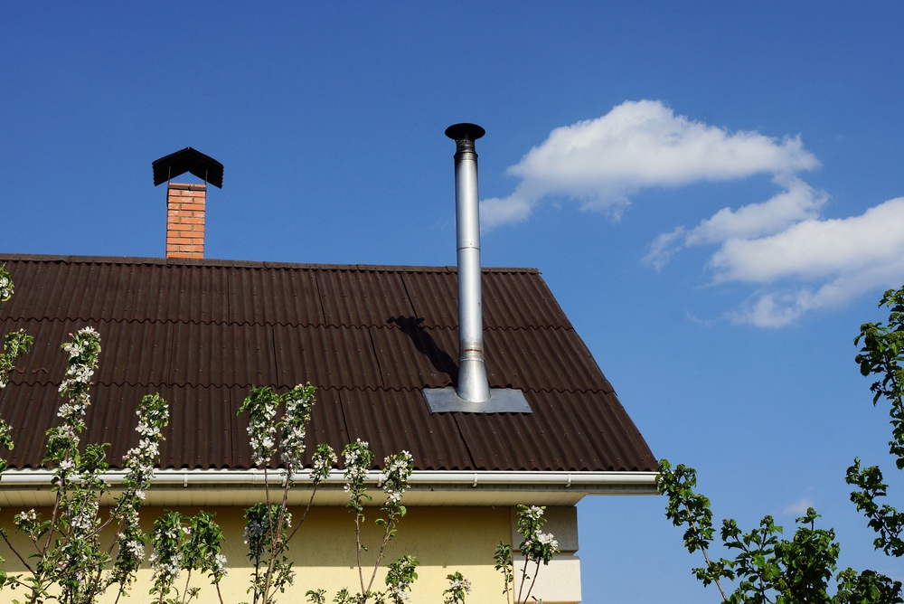 В каких случаях надо защищать от молнии металлические трубы над крышей коттеджа?